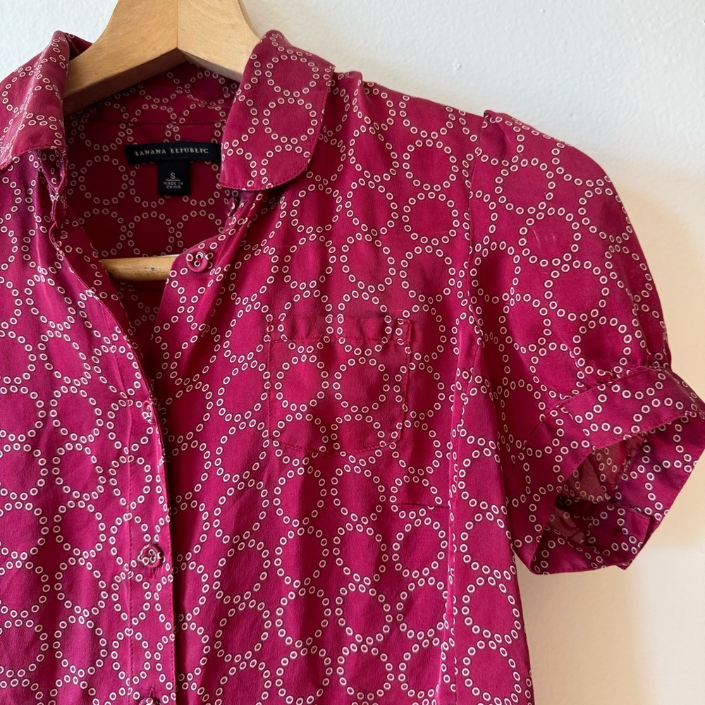 Banana Republic Cranberry Red Silk Blouse with Circle Pattern Size Small - Picture 4 of 6
